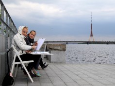 Spīķeru mākslas plenērā jaunieši glezno “Daugavas promenādi”