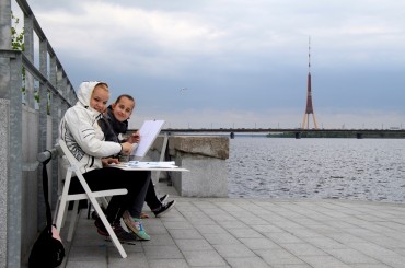 Spīķeru mākslas plenērā jaunieši glezno “Daugavas promenādi”