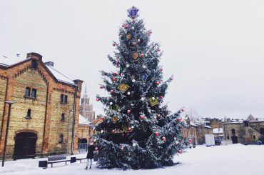 Rīgā norisinās vides objektu festivāls “Ziemassvētku egļu ceļš”