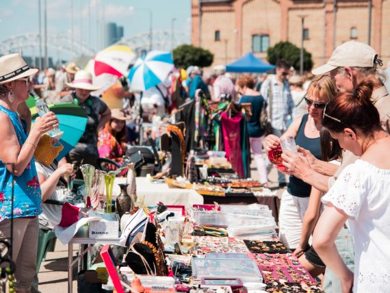 ФОТОГАЛЕРЕЯ: Блошиный рынок в квартале Спикери в июне