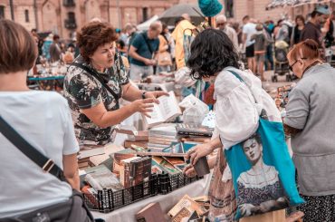 FOTO: В квартале Спикери ярко прошел Рижский блошиный рынок