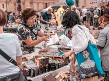 FOTO: В квартале Спикери ярко прошел Рижский блошиный рынок