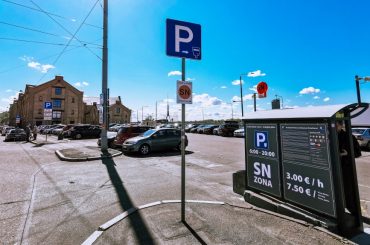 Plaša un ērta maksas autostāvvieta pašā Rīgas centrā