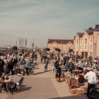 Rīgas krāmu tirgus 2026: Autentiskas medības un vēstures elpa Spīķeru kvartālā