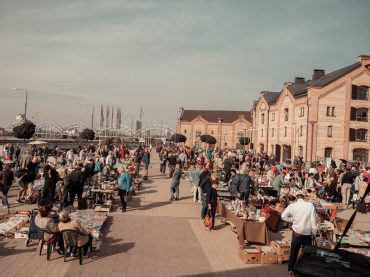 Rīgas krāmu tirgus 2026: Autentiskas medības un vēstures elpa Spīķeru kvartālā