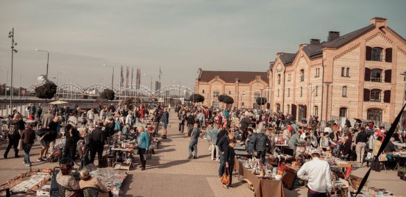 Rīgas krāmu tirgus 2026: Autentiskas medības un vēstures elpa Spīķeru kvartālā