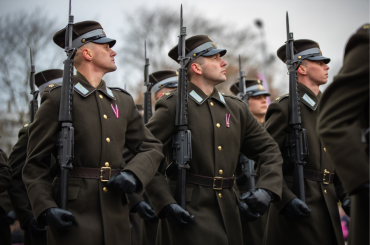 Spīķeru kvartālā atklāj fotoizstādi “Latvijas armija fotogrāfijās”